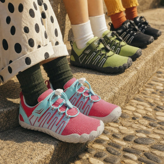 Bambini con scarpe barefoot pensate per favorire il movimento naturale dei piedi in crescita