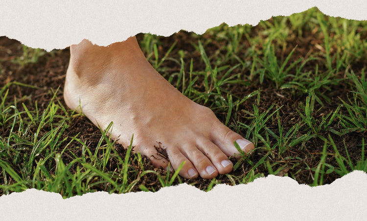 Piedi nudi sull'erba, per riconnettere il corpo al movimento naturale e alla sensazione del terreno.